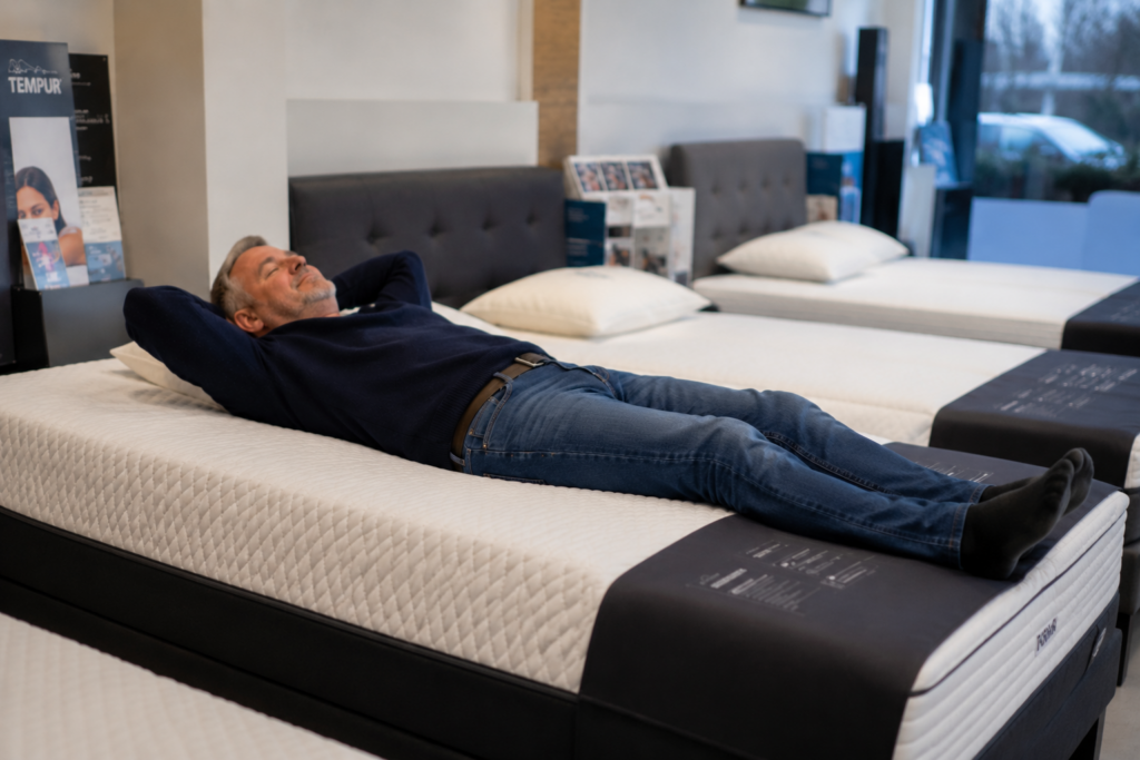 Klient testuje materac w Studiu Zdrowego Snu – dobór materaca w Oświęcimiu | Mebel Lux.