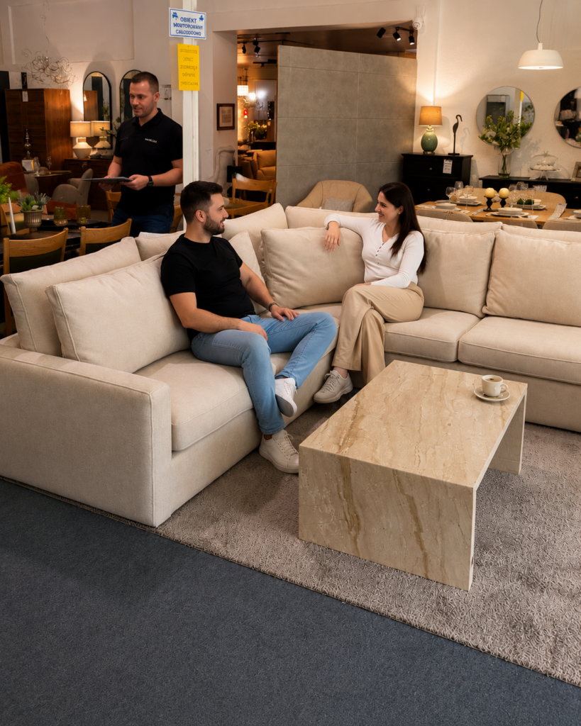 Klienci testują narożnik w salonie Mebel Lux w Oświęcimiu